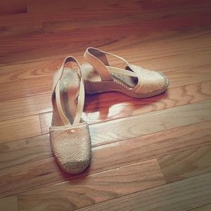 ANNE KLEIN size 6 Akabbey style tan wedges